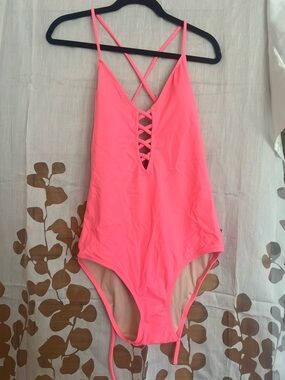 NWT Women’s Neon Pink One-Piece Swimsuit with Crisscross Front 💕